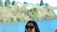 Selagi di Gunung Fuji, Tante Ernie juga menyempatkan untuk naik kapal keliling Danau Ashi yang terkenal di sana. (Instagram/@himynameisernie)