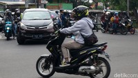 Pelonggaran itu berupa tidak adanya pembatasan ke luar rumah. Restoran, mal, perkantoran, dan tempat ibadah akan dibuka kembali.