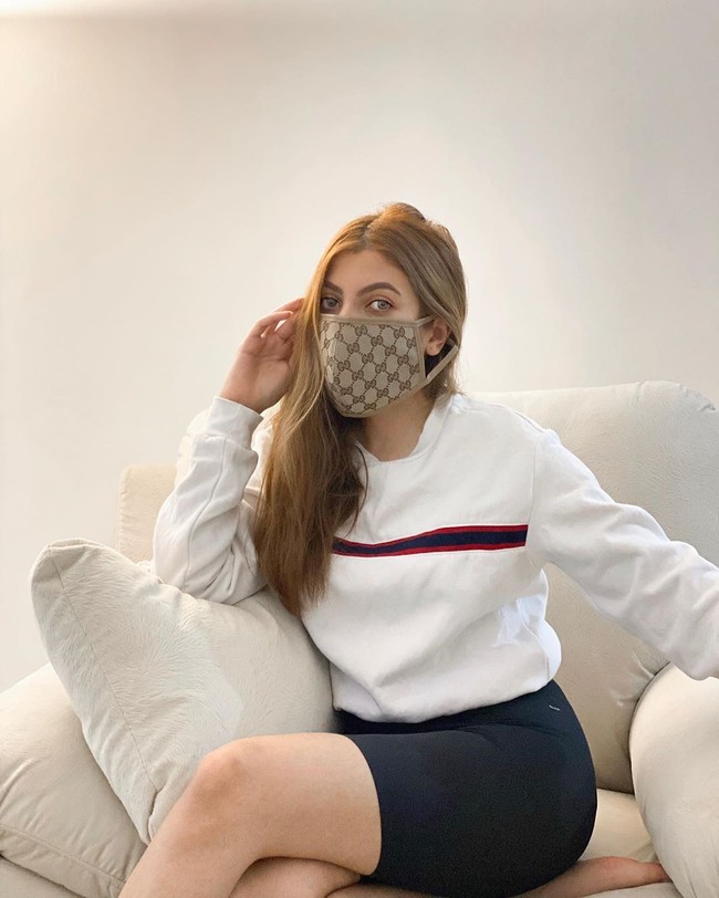 Masker Sarah Keihl pun sempat jadi sorotan, lantaran ia menggunakan masker dari Gucci yang harganya jutaan rupiah.  Foto: dok. Instagram @sarahkeihl