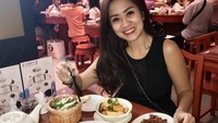 Kulineran jadi agenda wajib Ernie saat santai. Wanita murah senyum ini juga kerap pamer momen ngemilnya, seperti pose satu ini. Foto: instagram @himynameisernie