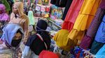 Di Tengah PSBB Pasar Ceger Tetap Ramai