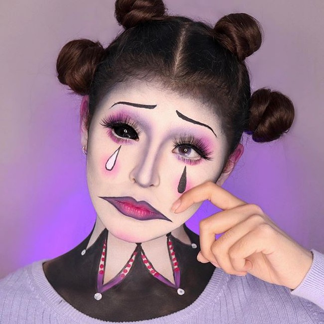 Riasan ala Sadie The Clown milik Jharna yang satu ini juga tidak kalah mengagumkan. Jharna terlihat seperti badut yang sedang bersedih. Penggunaan dua jenis lensa kontak yang berbeda juga membuatnya tampak sedikit menyeramkan. Bagaimana menurutmu? Foto: dok. Instagram