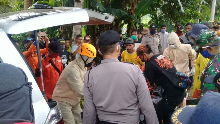 Petugas evakuasi jasad pemancing yang tewas terseret arus sungai