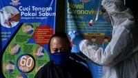 Bak tenaga medis, kini tukang pangkas rambut juga memakai alat pelindung diri lengkap. Antara Foto/Abriawan Abhe.