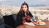 Sarah Keihl tak hanya aktif sebagai selebgram saja, ia juga banyak mengunjungi kota dan negara lain untuk berlibur. Seperti momennya satu ini, ia berada di salah satu negara dan menyantap buah-buahan seperti grapefruit, apel, dan lainnya. Ada juga kue mungil di sana. Foto: Instagram @sarahkeihl