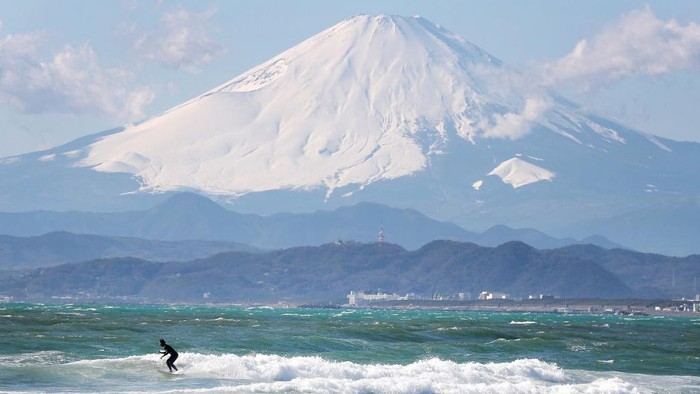 Sektor pariwisata Jepang ikut terpukul pandemi COVID-19. Gunung Fuji yang menjadi ikon Jepang ditutup untuk mencegah penularan virus Corona.