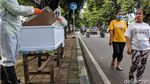 Unik, Kampanye Anti COVID-19 dengan Bawa Peti Mati
