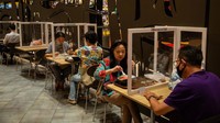 Kini rumah makan tersebut juga memasang pembatan plastik di setiap meja.