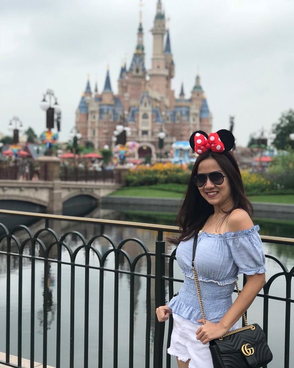 Tante Ernie juga pernah liburan ke China. Dia bersama keluarganya liburan ke Disneyland Shanghai. (Instagram/@himynameisernie) Tante Ernie juga pernah liburan ke China. Dia bersama keluarganya liburan ke Disneyland Shanghai. (Instagram/@himynameisernie)