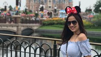 Tante Ernie juga pernah liburan ke China. Dia bersama keluarganya liburan ke Disneyland Shanghai. (Instagram/@himynameisernie)