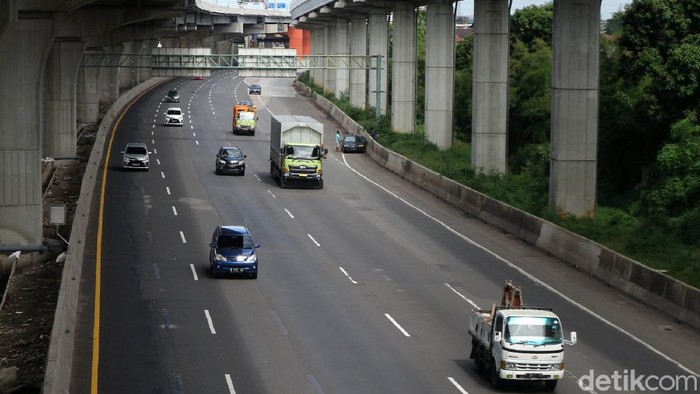 Tiga hari menjelang lebaran, arus lalu lintas di KM 9 dan KM 13 Tol Jakarta Cikampek terpantau lancar. Pengendara bisa melenggang di jalan tol tersebut.