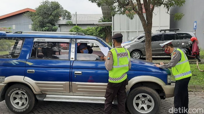 Pemeriksaan di batas Kota Malang diperketat menjelang Lebaran. Kendaraan yang masuk wajib menjalani pemeriksaan mulai surat kendaraan, identitas hingga kesehatan pengemudi dan penumpang.