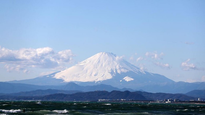 Sektor pariwisata Jepang ikut terpukul pandemi COVID-19. Gunung Fuji yang menjadi ikon Jepang ditutup untuk mencegah penularan virus Corona.