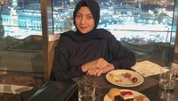 Sebagai seorang muslim, Sarah pernah menyempatkan waktunya untuk mengunjungi Mekkah sekaligus melakukan ibadah umrah. Ini momennya di salah satu restoran sambil menikmati camilan. Foto: Instagram @sarahkeihl