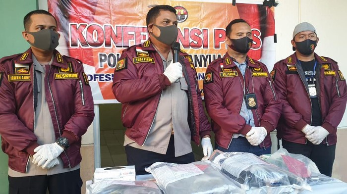 Kapolres Musi Banyuasin, AKBP Yudhi Markus Pinem saat menunjukkan barang bukti kejahatan Wisnu (WS).