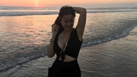 Menyebut destinasi dalam negeri, Bali tentu pernah dikunjungi Tante Ernie. Ini momennya saat berfoto dengan latar sunset Pantai Seminyak. Kira-kira, Tante Ernie mau liburan ke mana lagi ya? (Instagram/@himynameisernie)