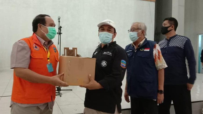 Bupati Pangandaran Jeje Wiradinata serahkan bantuan ke warga terdampak Corona