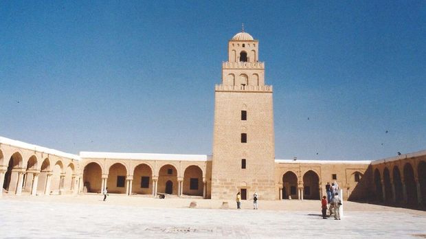 Masjid Agung Kairouan di Tunisia tak hanya memesona dengan arsitektur bangunannya. Masjid ini diketahui jadi masjid pertama yang didirikan di benua Afrika.