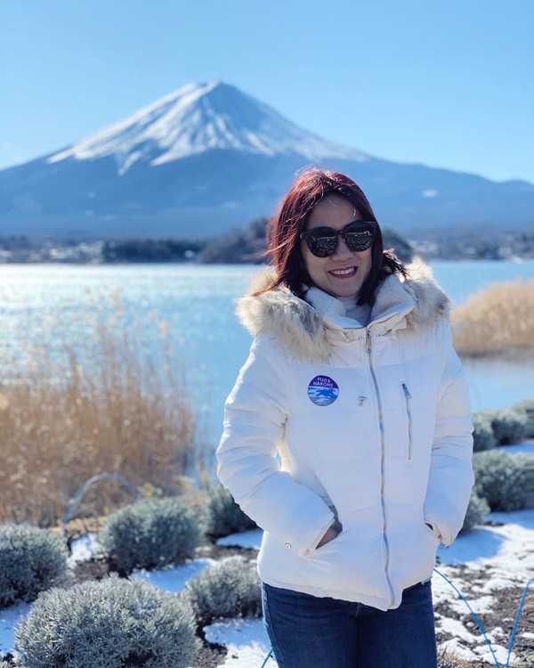 Bulan Januari 2020 silam, Tante Ernie liburan keluarga ke Jepang. Di sana dia beruntung bisa berfoto dengan Gunung Fuji pas cuaca sedang cerah. (Instagram/@himynameisernie) Bulan Januari 2020 silam, Tante Ernie liburan keluarga ke Jepang. Di sana dia beruntung bisa berfoto dengan Gunung Fuji pas cuaca sedang cerah. (Instagram/@himynameisernie)