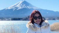 Bulan Januari 2020 silam, Tante Ernie liburan keluarga ke Jepang. Di sana dia beruntung bisa berfoto dengan Gunung Fuji pas cuaca sedang cerah. (Instagram/@himynameisernie)