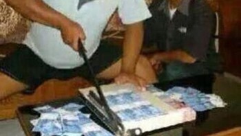 Sabar... dipotong-potong dulu duitnya. Foto: Internet