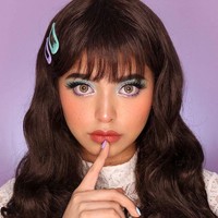 Jharna juga sempat terlihat membuat riasan wajah ala Barbie seperti yang satu ini. Dengan poni dan eyeshadow serta jepit rambut berwarna senada, Jharna tampil cantik seperti boneka hidup. Foto: dok. Instagram