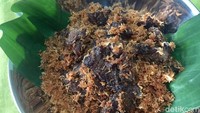 Irisan daging has sapi yang diberi bumbu dendeng lalu dimasak dengan kelapa parut. Gurih wangi Dendeng Ragi ini enak dimakan dengan nasi hangat. Cara membuatnya ada di resep ini.Foto: detikcom