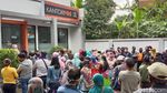 Warga bandung Antre Berjam-jam untuk Bansos