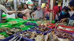 Di Tengah PSBB Pasar Ceger Tetap Ramai