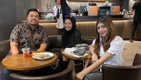 Sarah juga senang berkumpul dengan teman dan rekan kerjanya. Dalam foto ini terlihat Sarah sedang nongkrong di Starbucks sambil menikmati minuman dan sandwich. Foto: Instagram @sarahkeihl