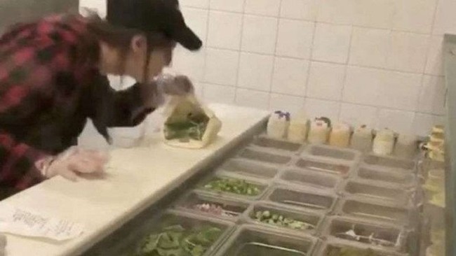 Viral Tamu Diusir Saat Makan di Resto Sushi, Ini 5 Perlakukan Tak Sopan Pelayan Restoran