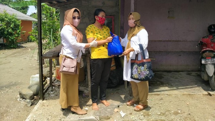 Tim Gerindra Sumbar Bagikan APD
