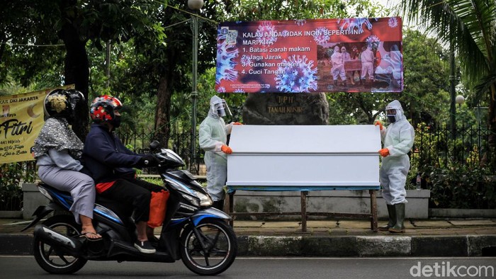 Petugas dari Suku Dinas Pertamanan dan Hutan Kota Jaksel mengkampanyekan hidup sehat selama masa pandemi Corona. Mereka membawa peti mati dalam aksi tersebut.