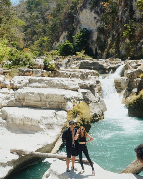 Di Sumba, Sarah berkunjung ke beberapa destinasi. Salah satunya adalah air terjun Tanggedu yang cantik ini. (Instagram/@sarahkiehl) Di Sumba, Sarah berkunjung ke beberapa destinasi. Salah satunya adalah air terjun Tanggedu yang cantik ini. (Instagram/@sarahkiehl)
