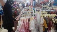 Menurut sejumlah karyawan toko ini buka hanya menjelang lebaran.