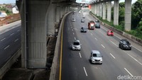  Biasanya tol ini selalu ramai oleh kendaraan setiap menjelang lebaran. Tapi tahun ini arus lalu lintas cenderung lancar karena warga diimbau untuk tidak mudik untuk mengantisipasi penyebaran virus Corona.