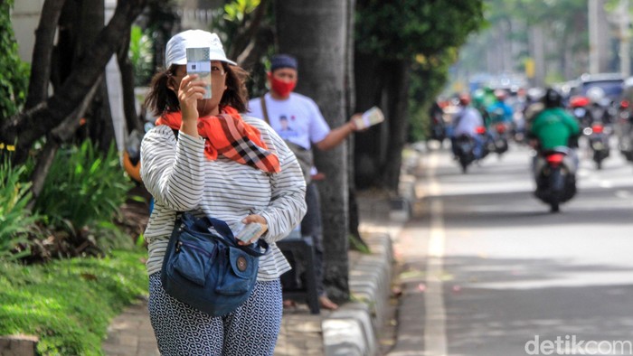 Jasa Penukaran Uang Receh Jelang Lebaran Penjual jasa penukaran uang receh mulai menjamur jelang Lebaran. Salah satunya di kawasan Pondok Indah, Jakarta.
