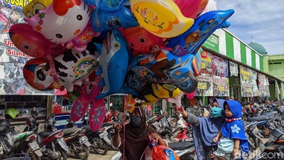 Di Tengah PSBB Pasar Ceger Tetap Ramai