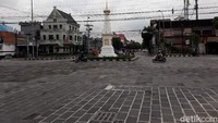 Mengingat Tugu Pal Putih berada di sebelah utara kawasan Malioboro. Sehingga pengunjung Malioboro dapat dengan mudah menuju Tugu legendaris tersebut.
