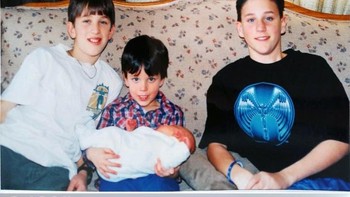 Salah satu foto terbaik kami mengulang foto di mana aku menggendong saudara perempuanku tahun 1994, dan di bawah foto tahun 2015 (Foto: Brightside)