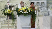 Setelah kebangkitan-Nya, Yesus menjumpai murid-muridnya dan 40 hari setelahnya ia naik ke surga yang disaksikan seluruh murid Yesus.