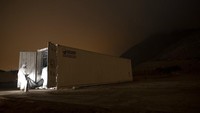 Krematorium Lima harus bekerja siang dan malam untuk berurusan dengan orang mati, sementara antrian mobil pemakaman telah terbentuk di luar beberapa rumah sakit di lingkungan Callao.