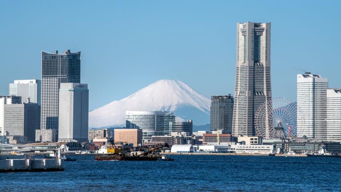 Sektor pariwisata Jepang ikut terpukul pandemi COVID-19. Gunung Fuji yang menjadi ikon Jepang ditutup untuk mencegah penularan virus Corona.
