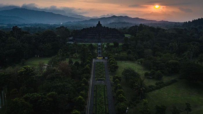 Candi Borobudur Akan Dibuka Lagi 8 Juni PT Taman Wisata Candi Borobudur, Prambanan, dan Ratu Boko berencana sambut turis lagi mulai 8 Juni. Nantinya, wisatawan harus melalui cek suhu badan dan diberi penanda stiker.