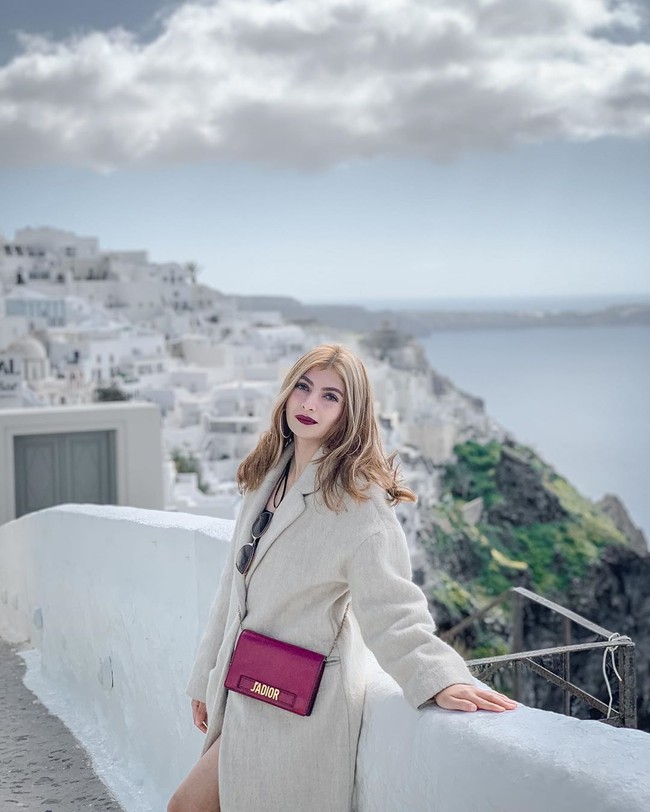 Selebgram dan Youtuber Sarah Keihl bikin heboh dan jadi sensasi setelah membuat pengakuan ingin melelang keperawanannya. Dalam unggahan di Instagramnya yang kini telah dihapus itu, Sarah sempat menulis akan membuka harga lelangnya Rp 2 miliar. Meski begitu, kini Sarah telah meminta maaf, dan mengklarifikasi bahwa aksinya tersebut adalah sebuah bentuk sarkas dan sindiran belaka. Sarah Keihl sendiri kerap menjadi sorotan netizen karena gaya hedonnya.  Foto: dok. Instagram @sarahkeihl