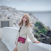 Selebgram dan Youtuber Sarah Keihl bikin heboh dan jadi sensasi setelah membuat pengakuan ingin melelang keperawanannya. Dalam unggahan di Instagramnya yang kini telah dihapus itu, Sarah sempat menulis akan membuka harga lelangnya Rp 2 miliar. Meski begitu, kini Sarah telah meminta maaf, dan mengklarifikasi bahwa aksinya tersebut adalah sebuah bentuk sarkas dan sindiran belaka. Sarah Keihl sendiri kerap menjadi sorotan netizen karena gaya hedonnya.  Foto: dok. Instagram @sarahkeihl