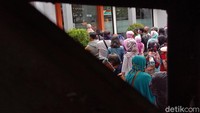 Salah satu warga mengatakan, ia datang ke Kantor Pos yang berada di Jalan Jakarta untuk mengantar istrinya.