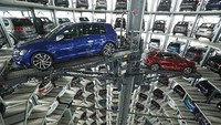 Untuk menaikkan dan menurunkan mobil hingga ratusan meter, VW menciptakan sistem yang sangat canggih. Semua dikerjakan dengan robot. (Getty Images/Carsten Koall)
