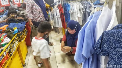 Warga Bekasi Ramai-ramai Borong Baju Lebaran