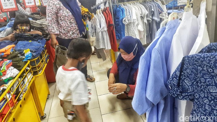 Warga Bekasi Ramai-ramai Borong Baju Lebaran H-3 Lebaran, sejumlah warga Bekasi memadati salah satu pusat perbelanjaan untuk berburu baju. Berikut foto-fotonya.